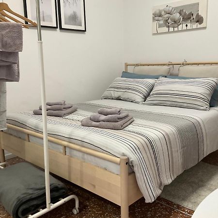 Studio 25 Apartment - Near Metro M3 Милано Екстериор снимка