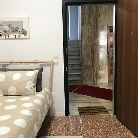 Studio 25 Apartment - Near Metro M3 Милано Екстериор снимка