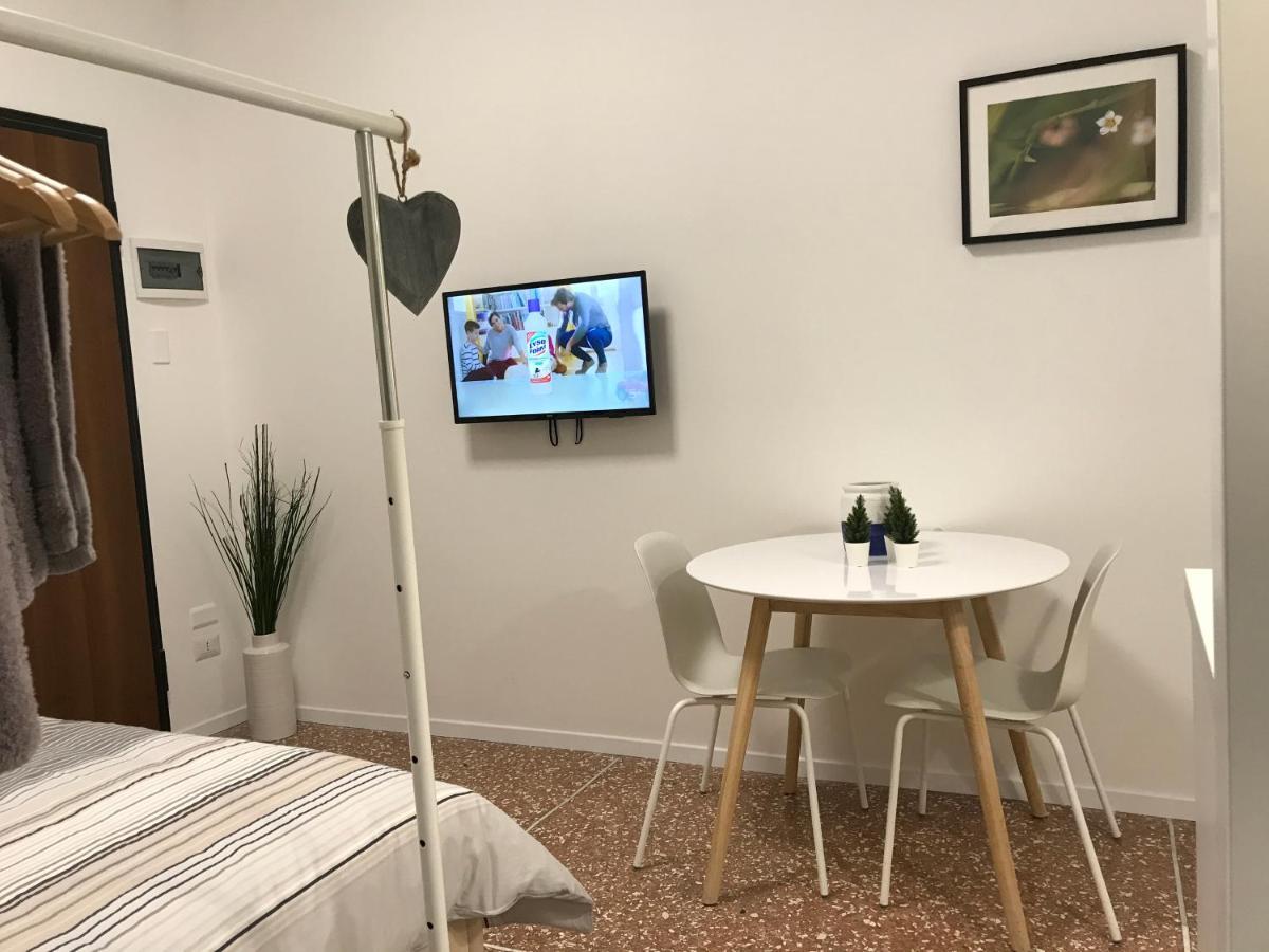 Studio 25 Apartment - Near Metro M3 Милано Екстериор снимка