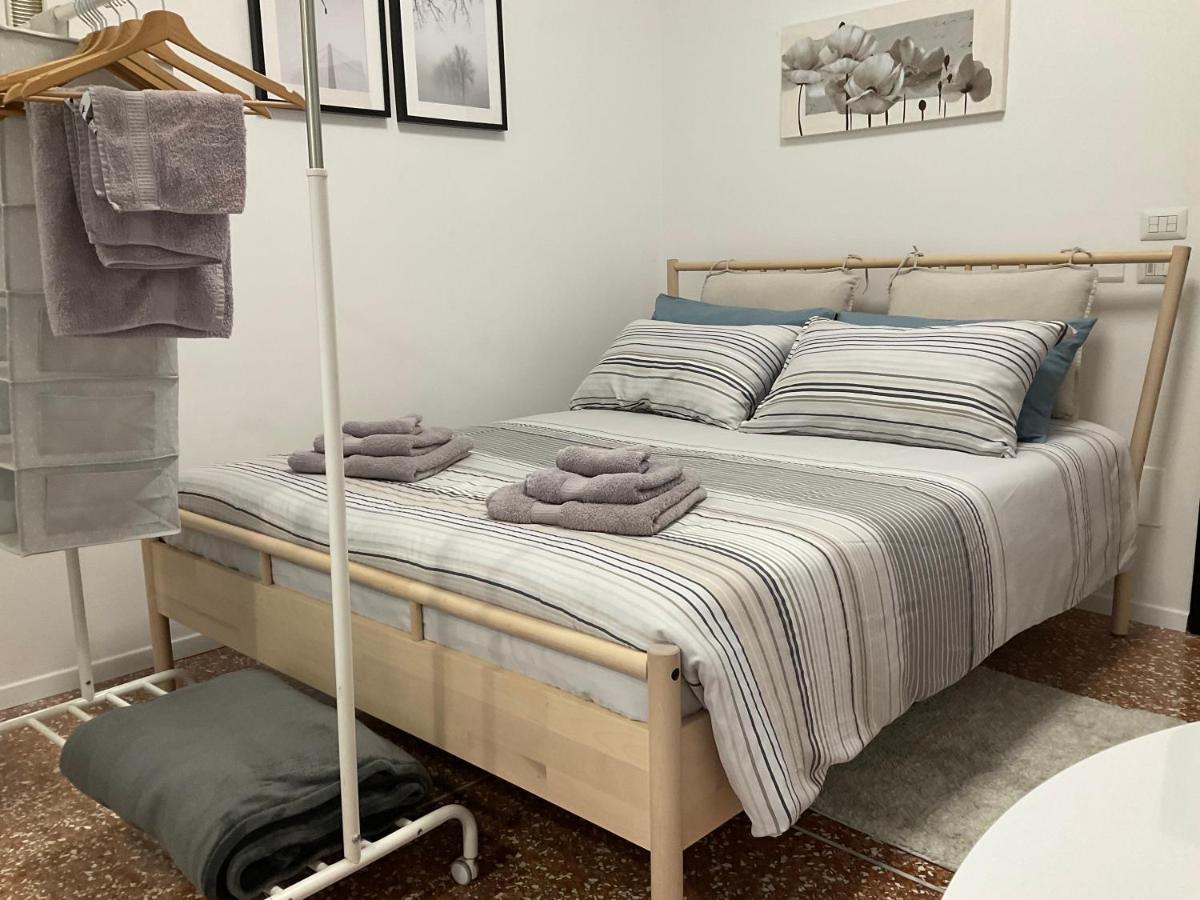 Studio 25 Apartment - Near Metro M3 Милано Екстериор снимка