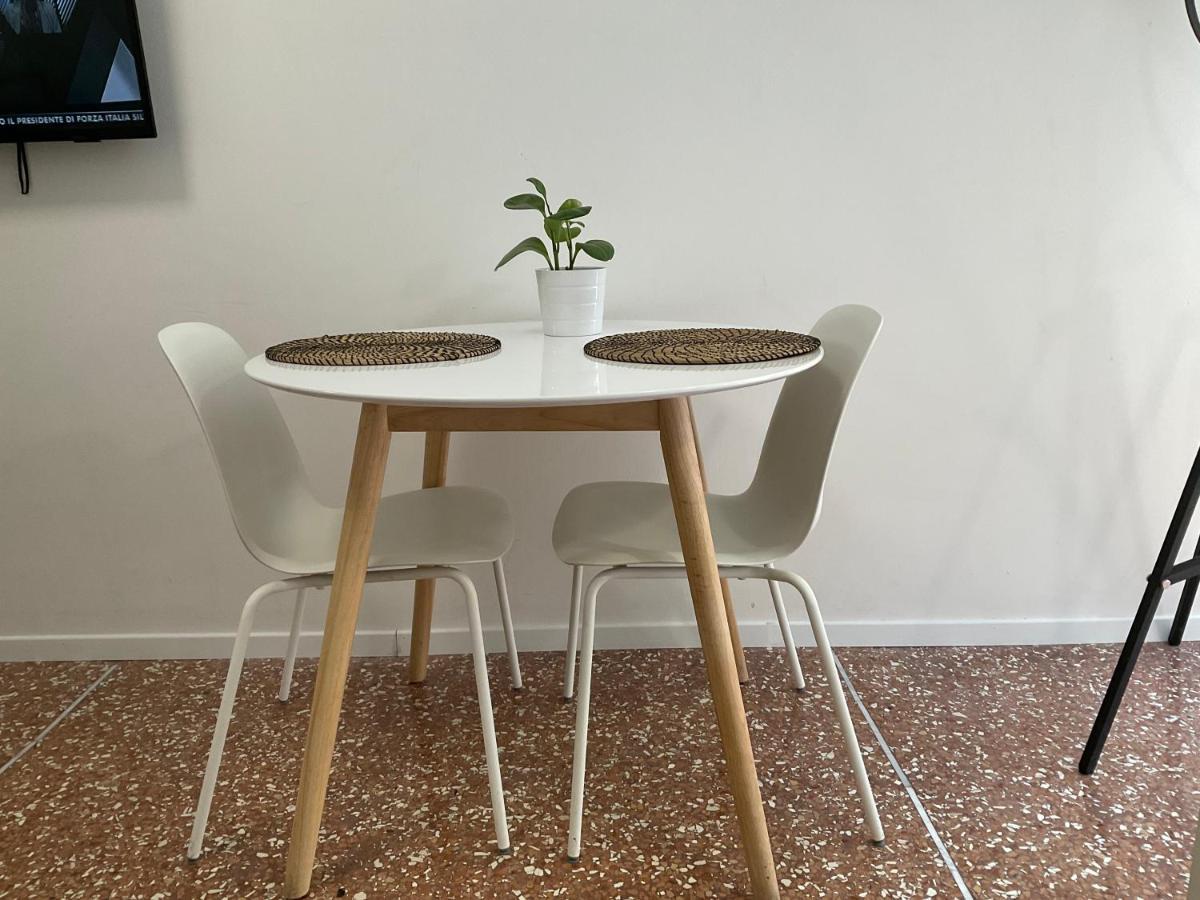 Studio 25 Apartment - Near Metro M3 Милано Екстериор снимка
