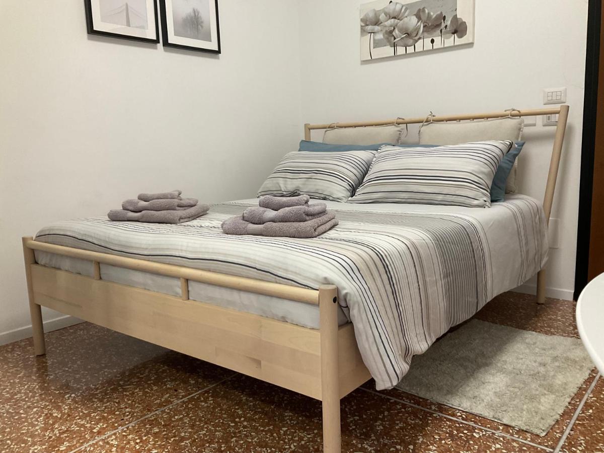 Studio 25 Apartment - Near Metro M3 Милано Екстериор снимка