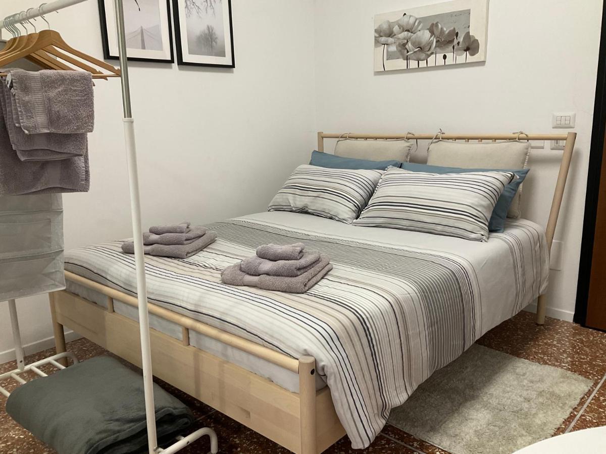 Studio 25 Apartment - Near Metro M3 Милано Екстериор снимка