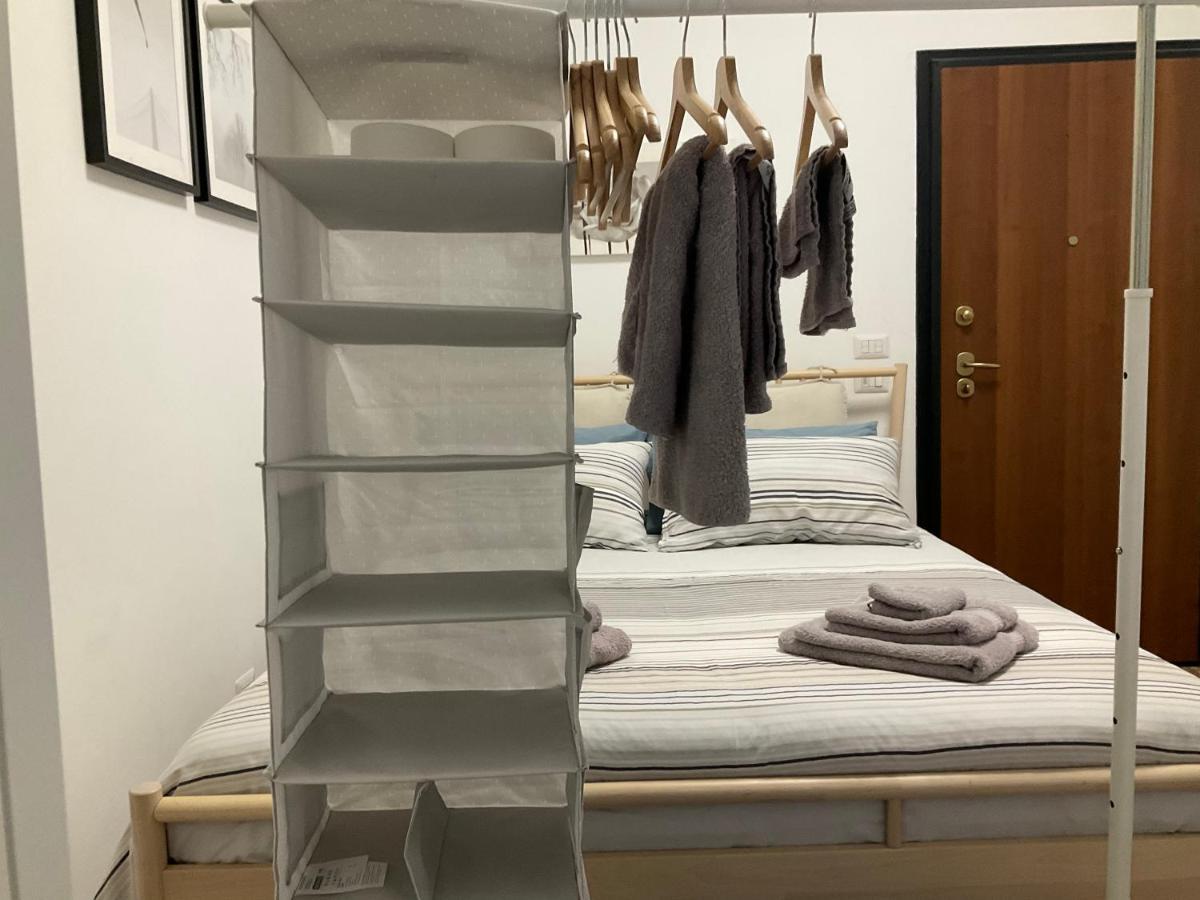 Studio 25 Apartment - Near Metro M3 Милано Екстериор снимка