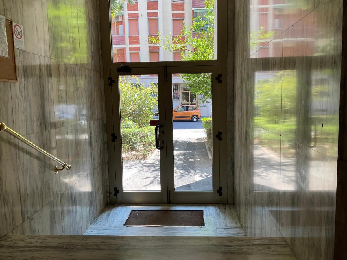 Studio 25 Apartment - Near Metro M3 Милано Екстериор снимка