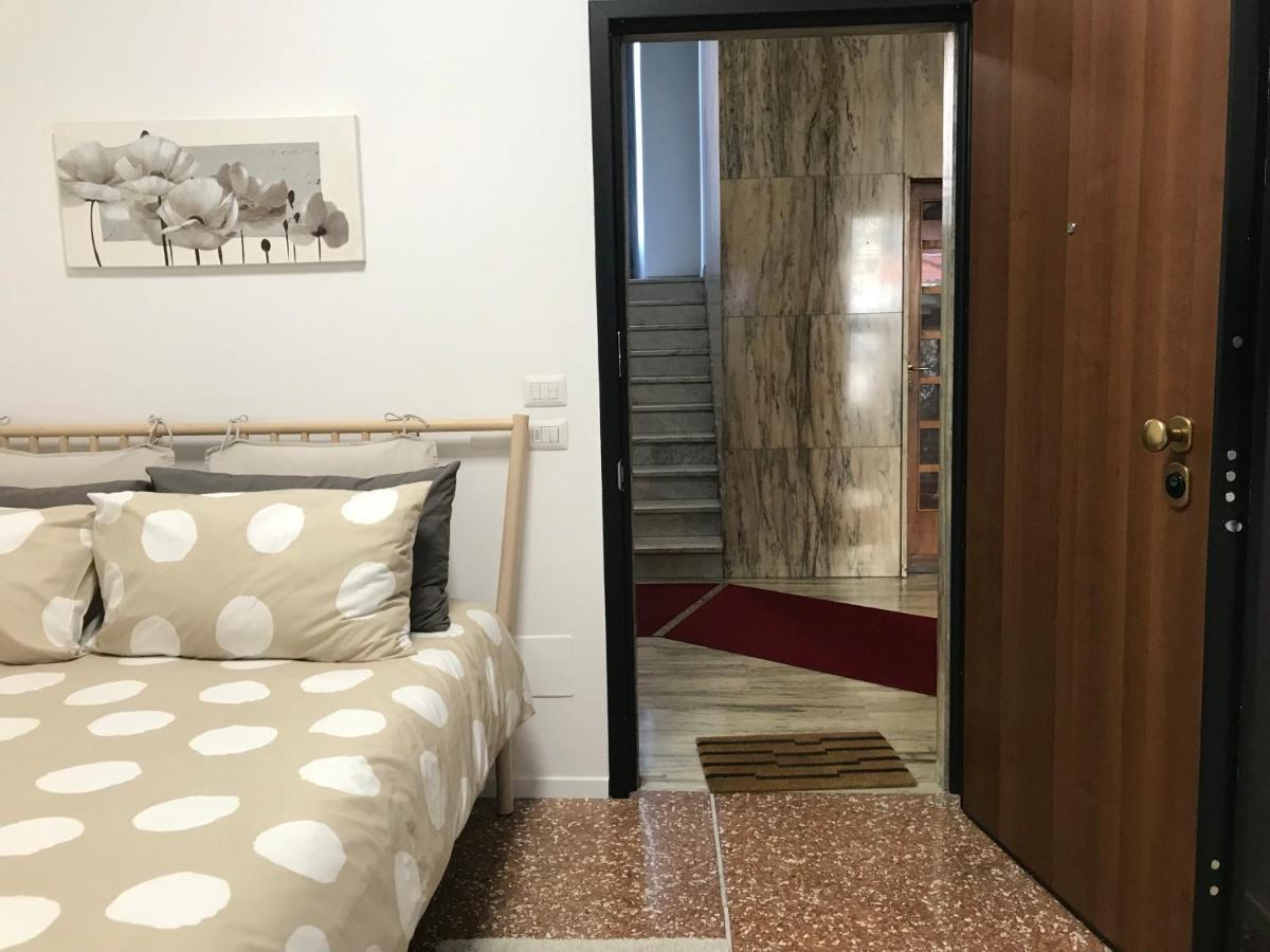 Studio 25 Apartment - Near Metro M3 Милано Екстериор снимка