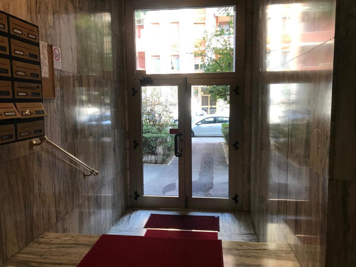 Studio 25 Apartment - Near Metro M3 Милано Екстериор снимка